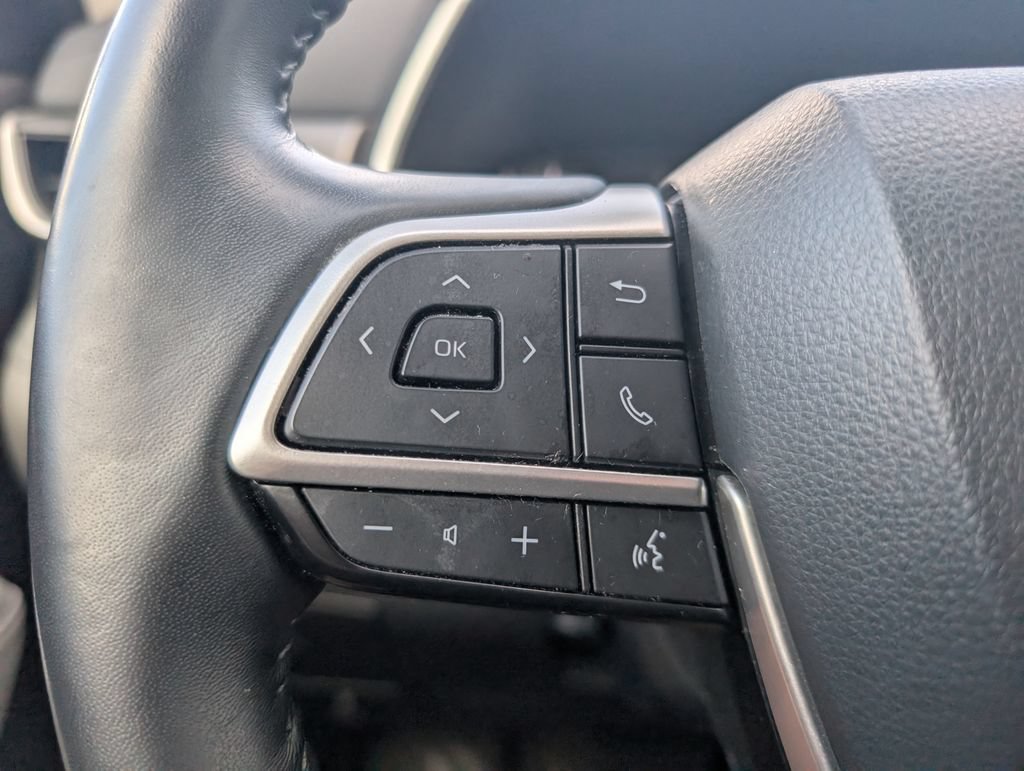 Used 2022 Toyota Highlander XLE FWD image 18