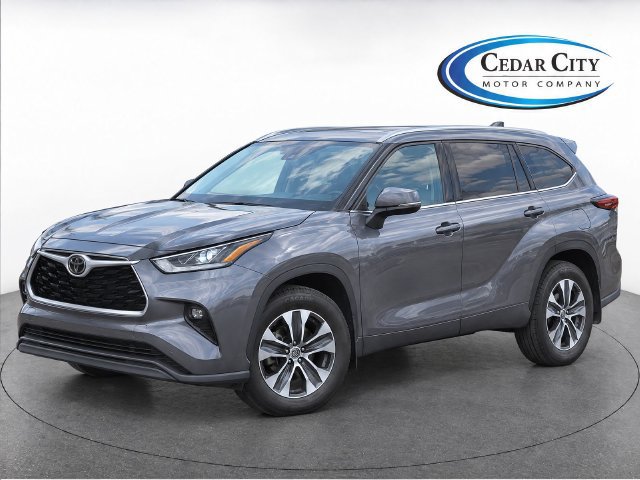 Used 2024 Toyota Highlander XLE AWD/4WD image 2