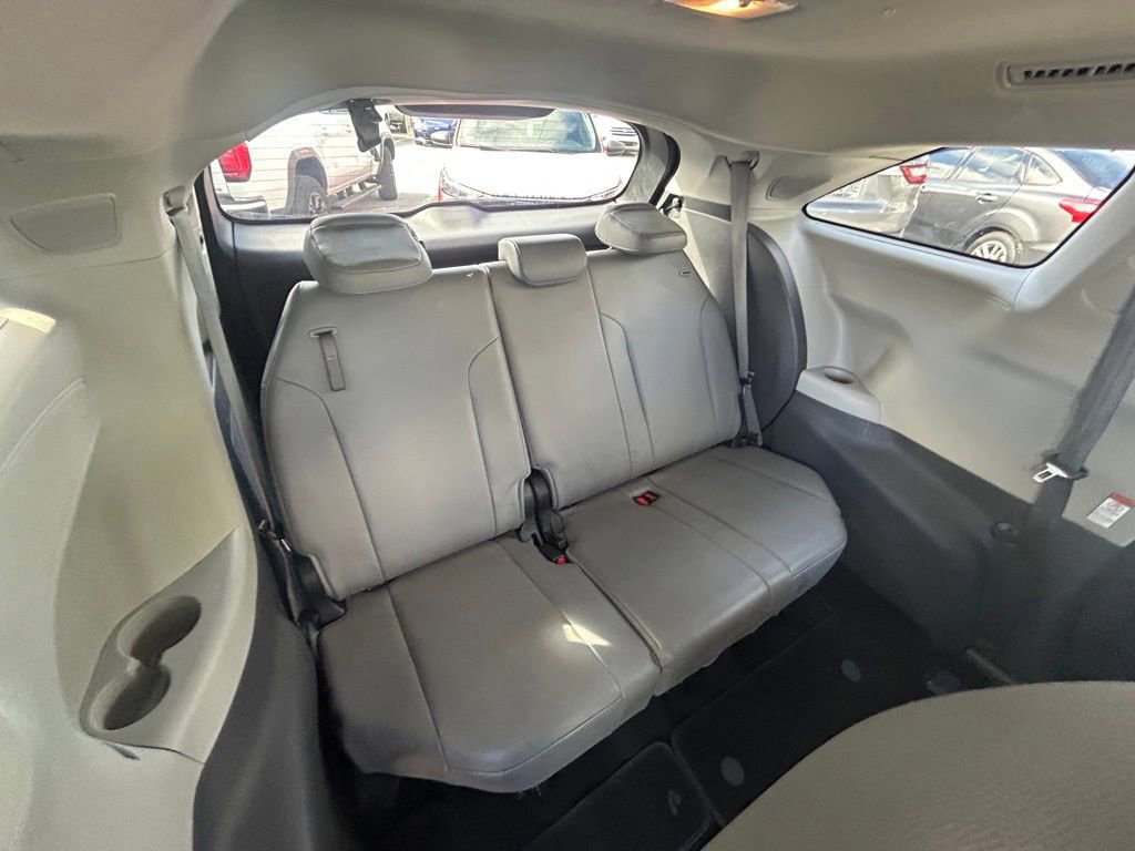 Used 2021 Toyota Sienna XLE image 30