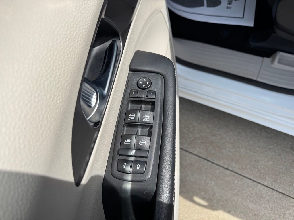 Used 2023 Chrysler Pacifica Touring-L image 11