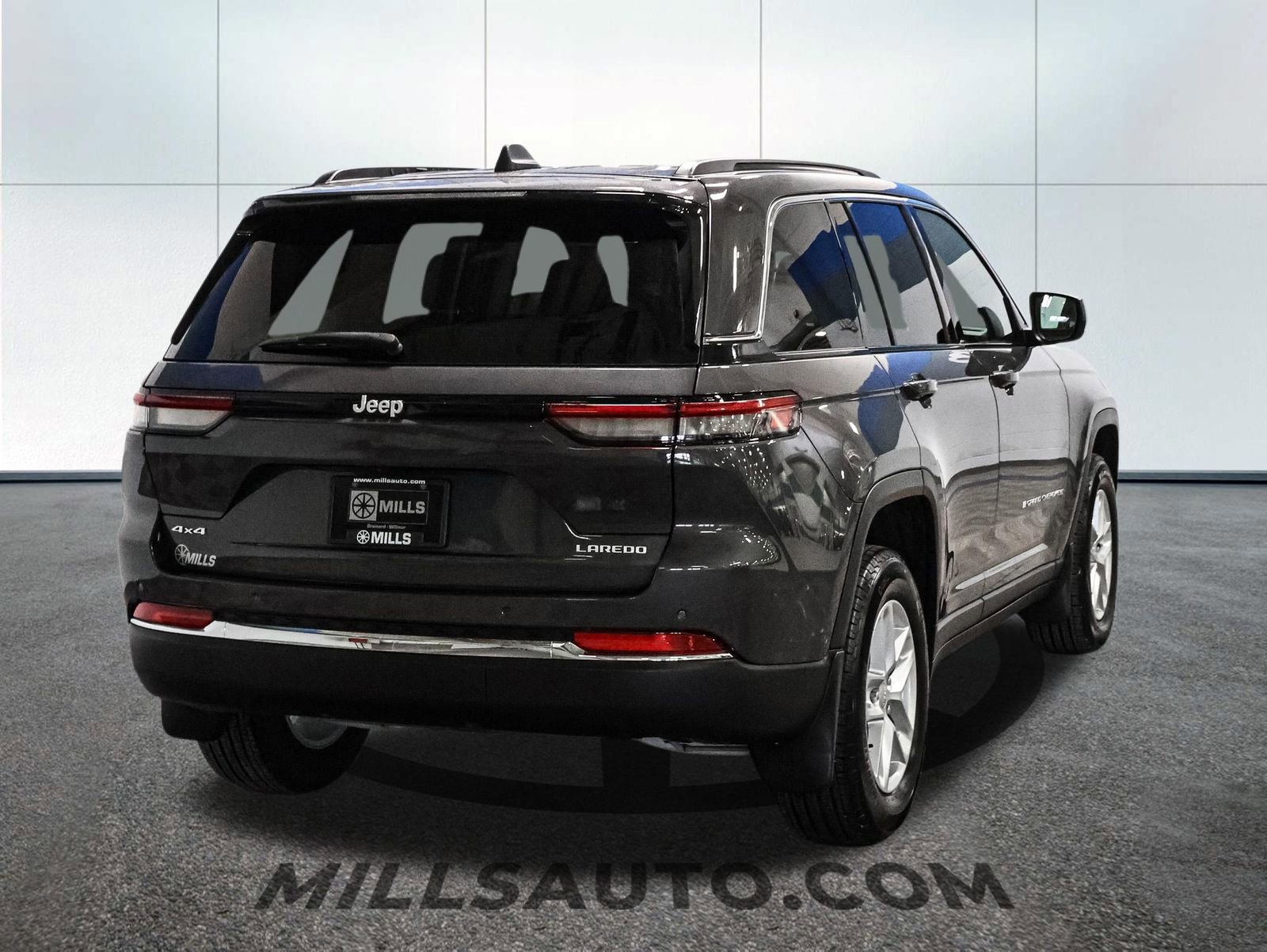 Used 2024 Jeep Grand Cherokee Laredo X w/ Luxury Tech Group I image 5