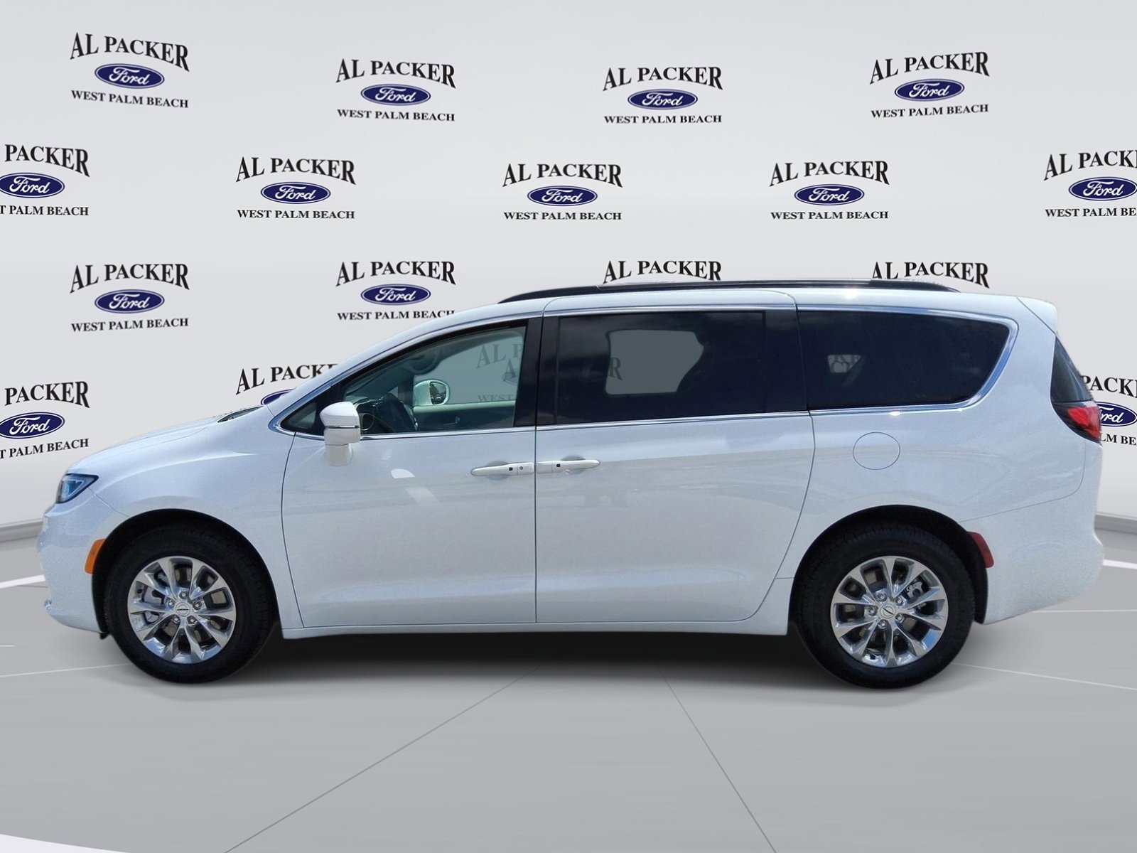 Used 2022 Chrysler Pacifica Touring-L AWD/4WD image 2