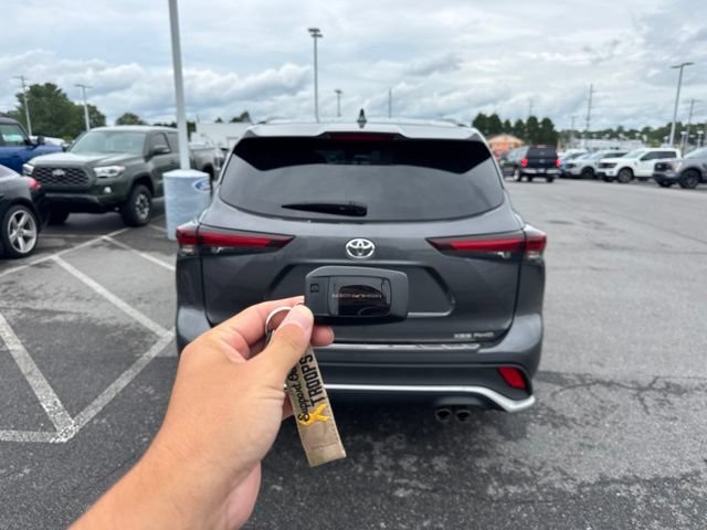 Used 2024 Toyota Highlander XSE AWD/4WD image 6