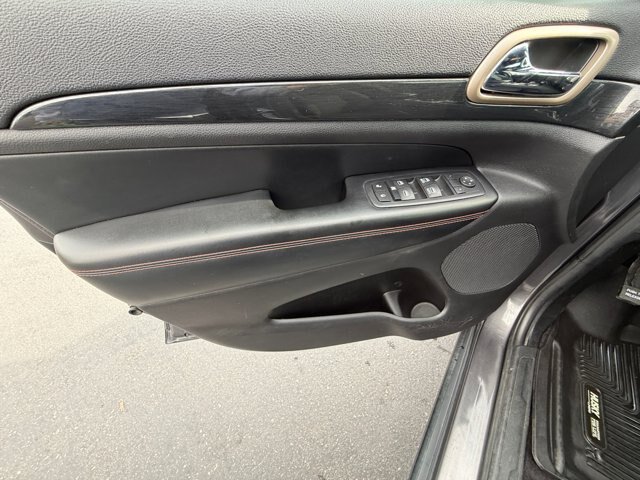 Used 2017 Jeep Grand Cherokee Laredo AWD/4WD image 13