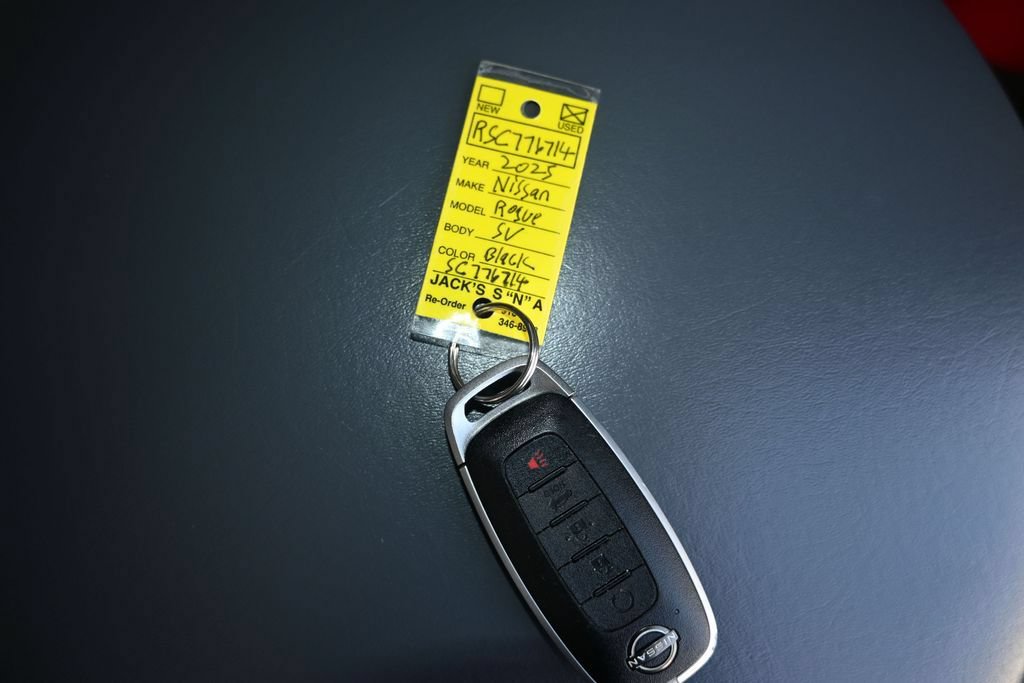 Used 2025 Nissan Rogue SV FWD image 30