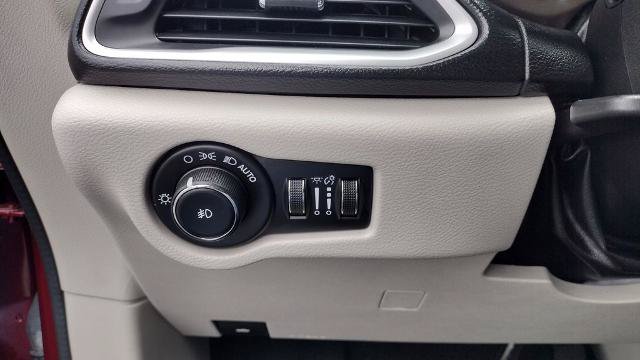 Used 2018 Chrysler Pacifica Touring-L w/ Tire & Wheel Group FWD image 17