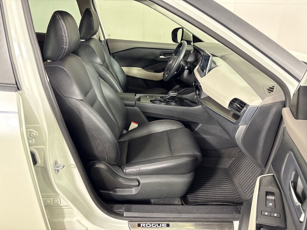 Used 2023 Nissan Rogue SV image 4