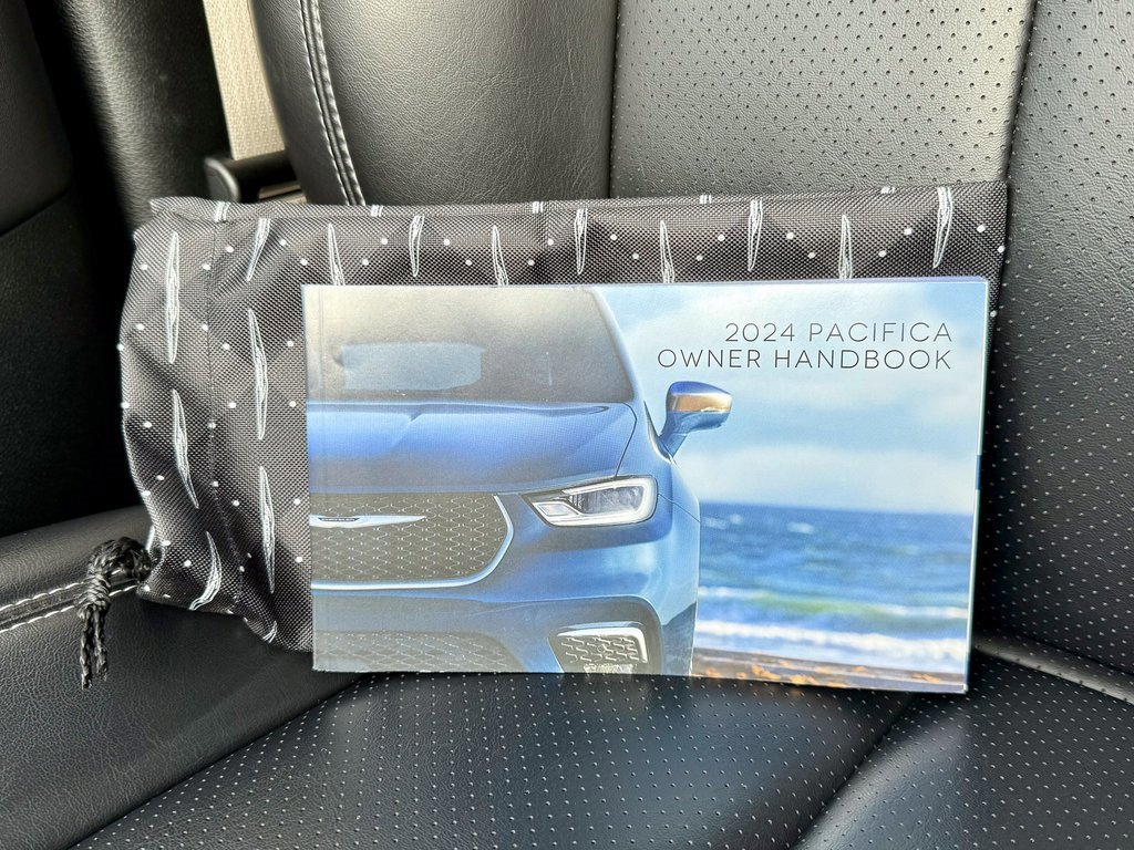 Used 2024 Chrysler Pacifica Select image 31