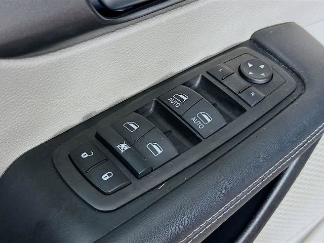 Used 2023 Chrysler Pacifica Touring-L FWD image 26