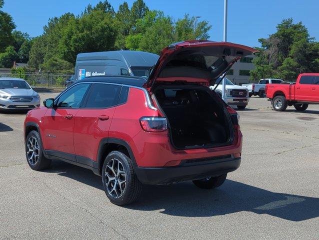 Used 2025 Jeep Compass Limited AWD/4WD image 9