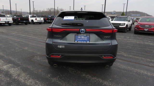 Used 2022 Toyota Venza LE image 4