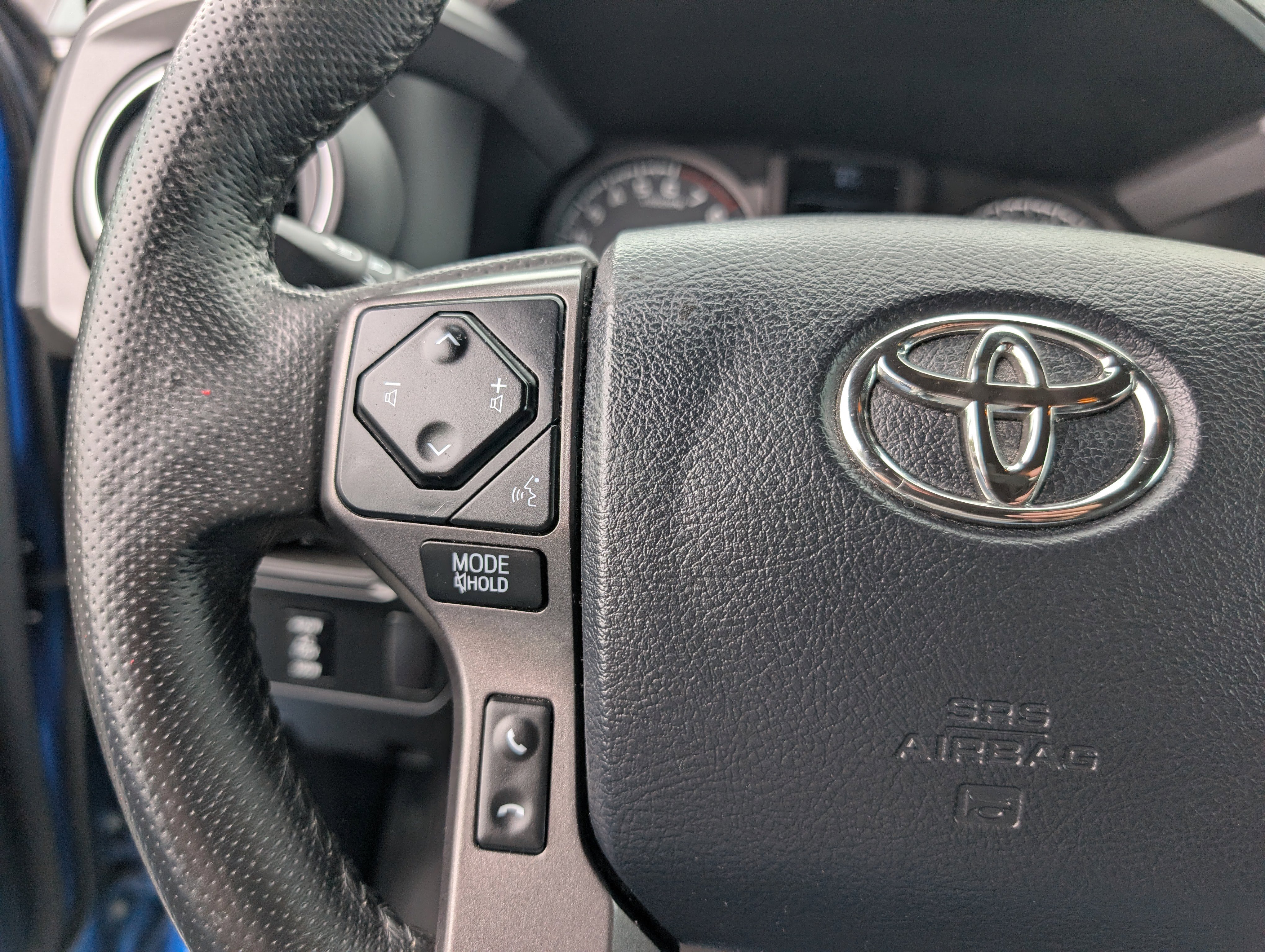 Used 2017 Toyota Tacoma TRD Sport AWD/4WD image 17