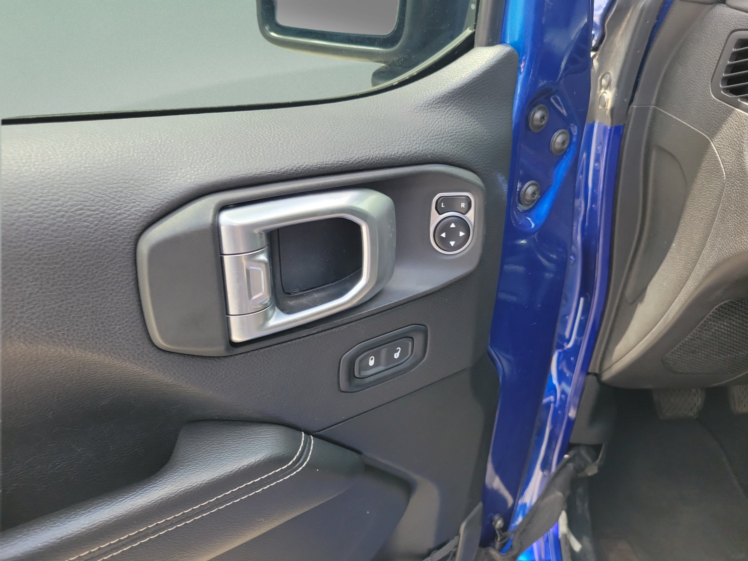 Used 2020 Jeep Wrangler Unlimited Sahara w/ Uconnect 4C Nav & Sound Group AWD/4WD image 17
