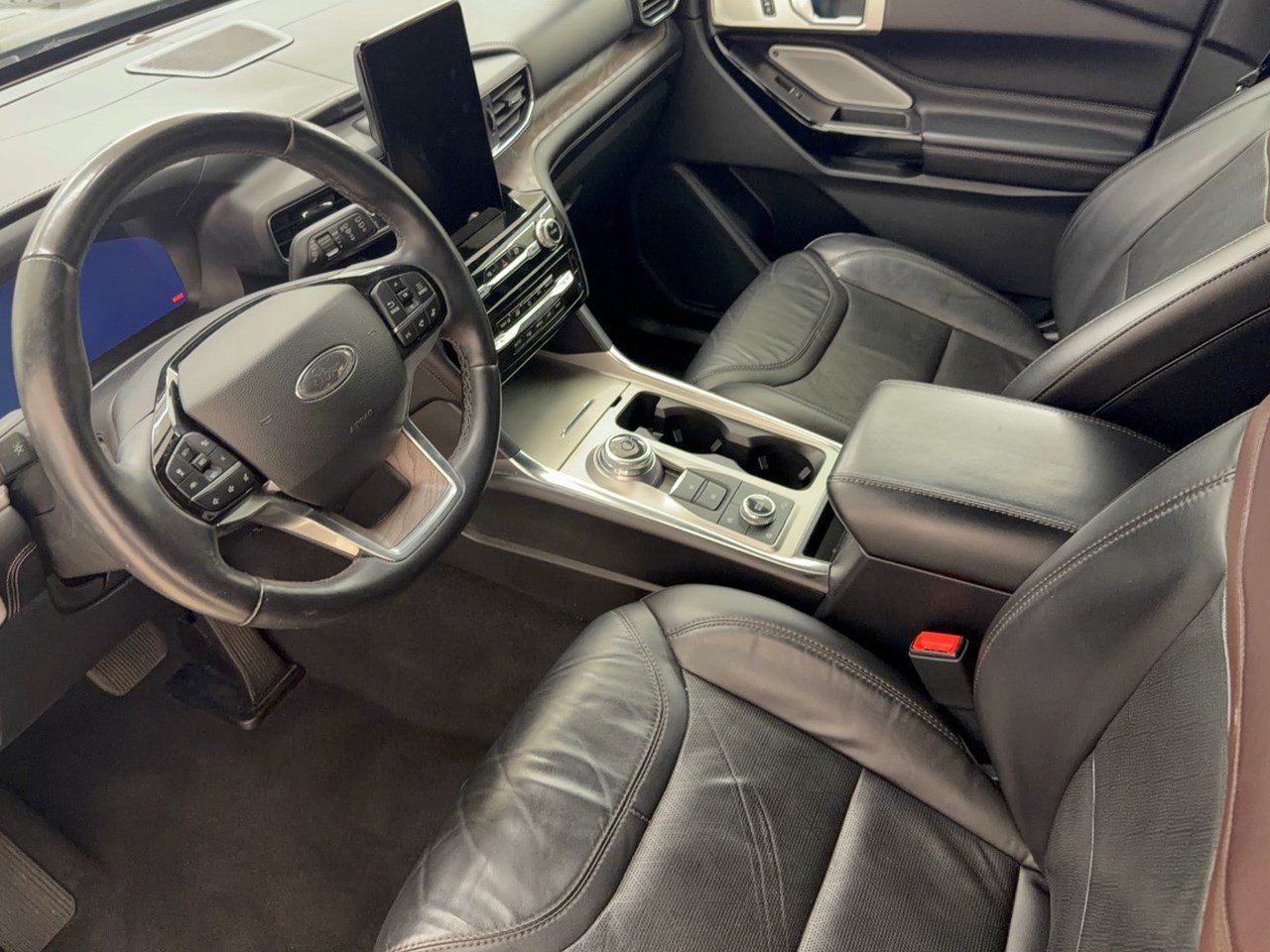Certified 2022 Ford Explorer Platinum w/ Equipment Group 601A AWD/4WD image 4
