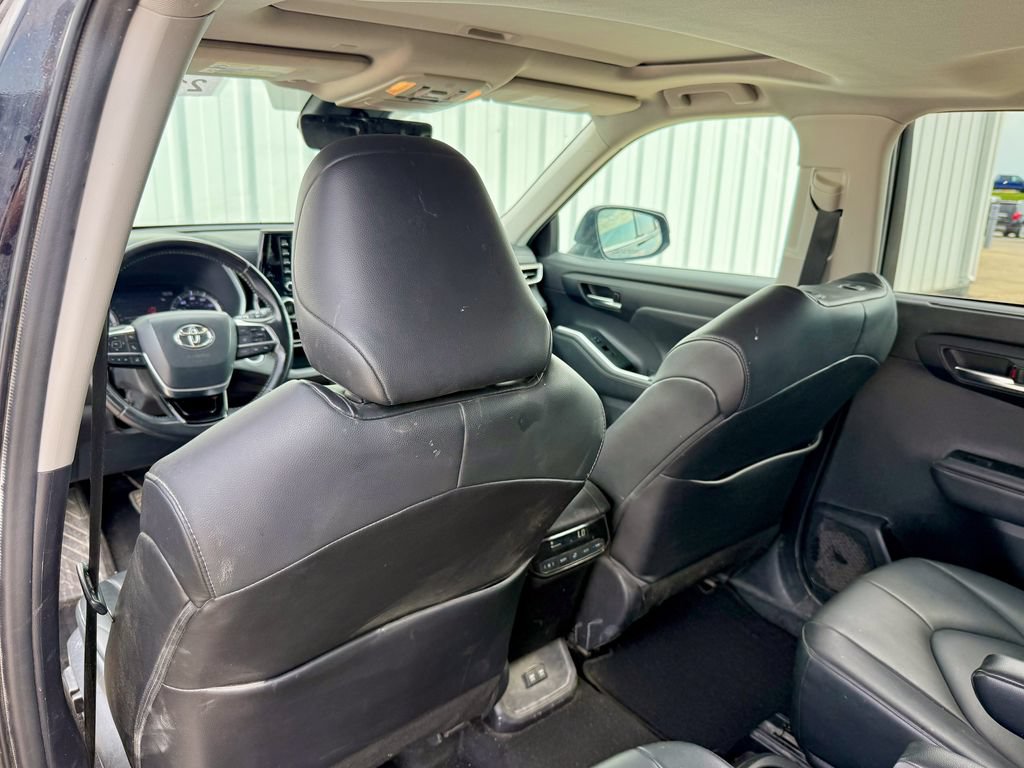 Used 2021 Toyota Highlander XLE AWD/4WD image 14