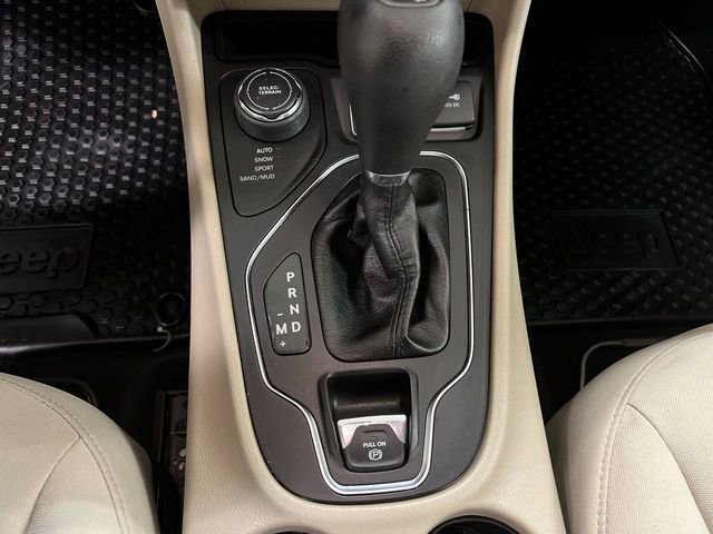 Used 2020 Jeep Cherokee Latitude w/ Cold Weather Group AWD/4WD image 13