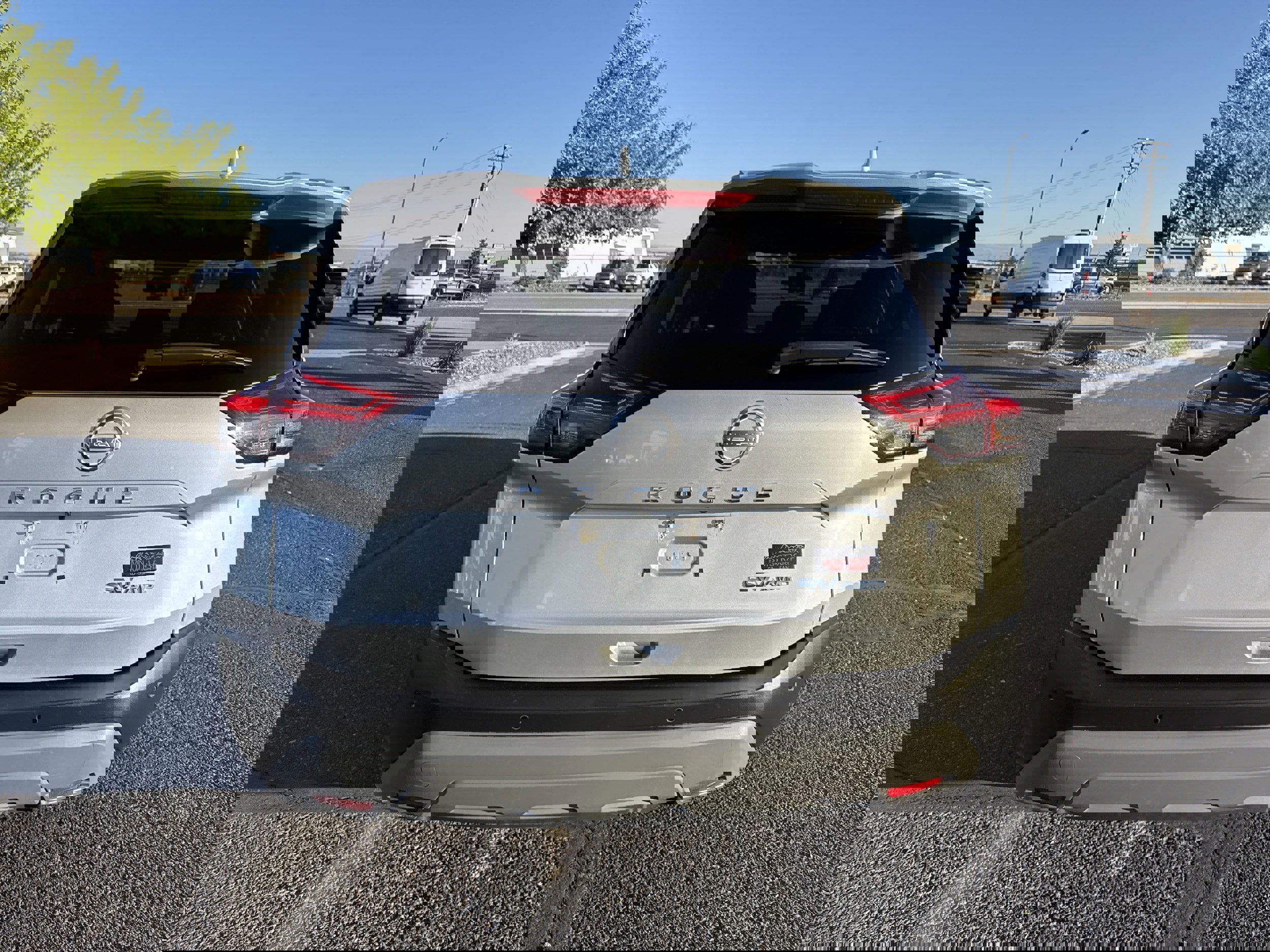 Used 2023 Nissan Rogue SV image 3