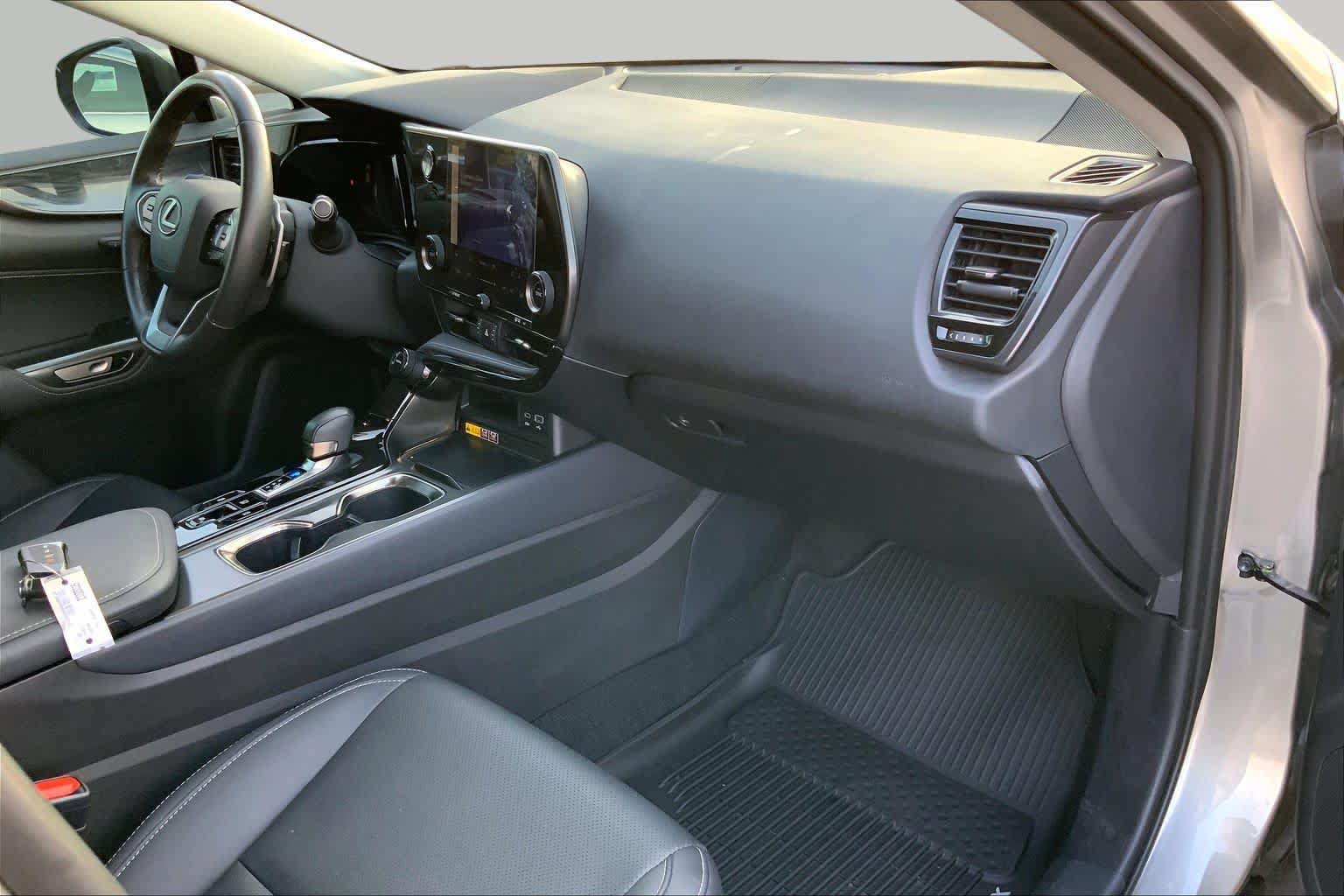 Used 2025 Lexus NX 250 FWD w/ Accessory Package (2T) image 18