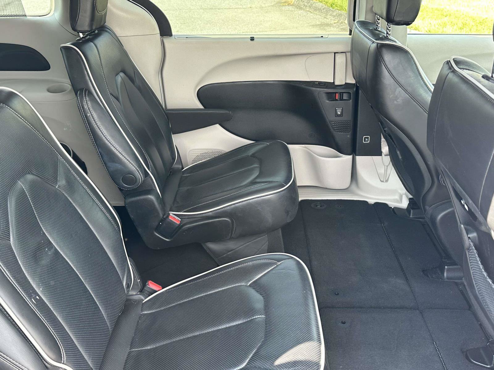 Used 2023 Chrysler Pacifica Limited FWD image 10