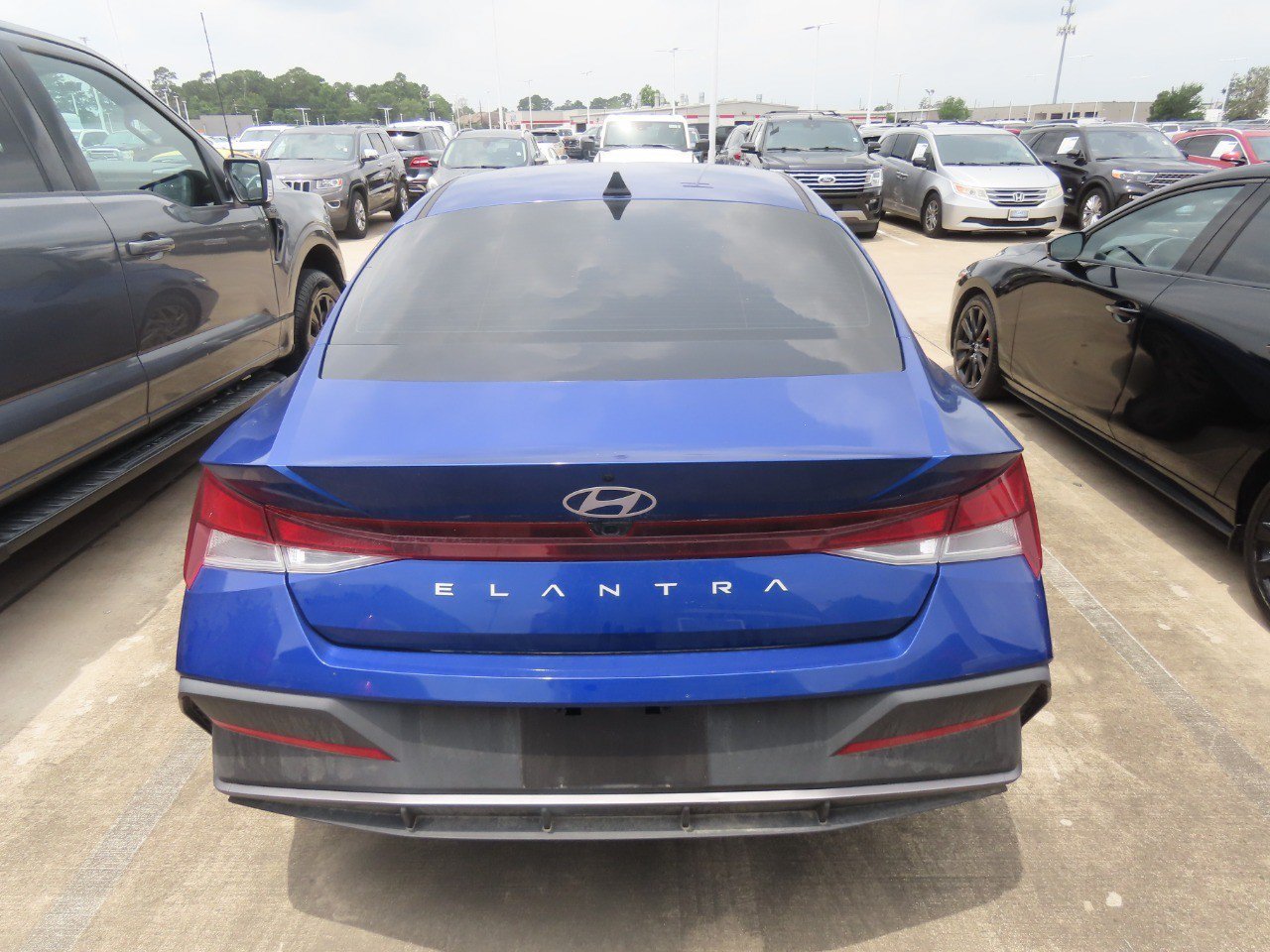 Used 2024 Hyundai Elantra SEL FWD image 12
