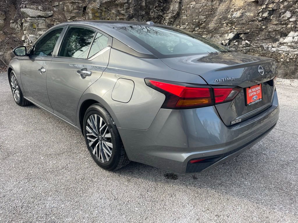 Used 2024 Nissan Altima 2.5 SV image 3