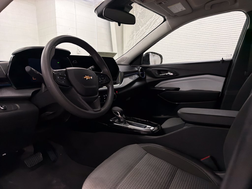 Used 2025 Chevrolet Trax LT FWD image 6