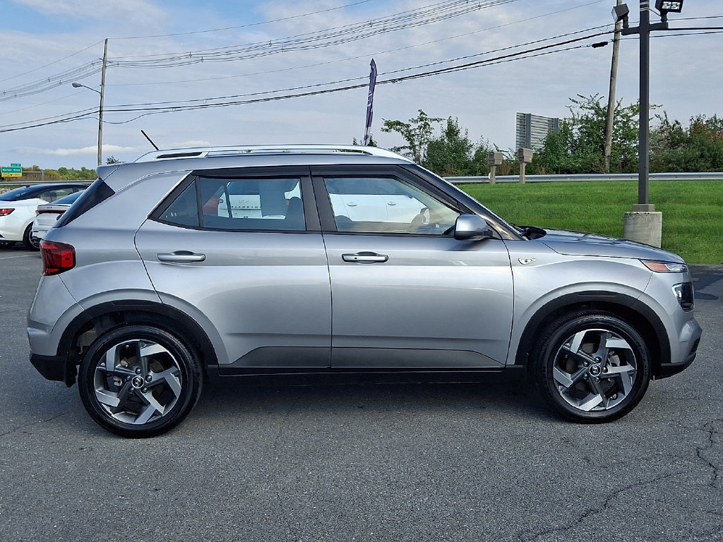 Used 2024 Hyundai Venue SEL FWD image 7