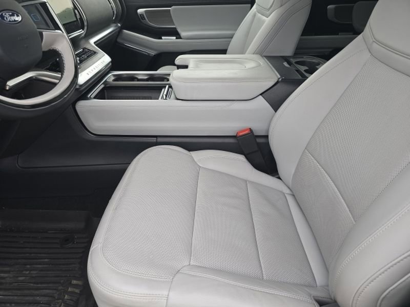 Certified 2025 Ford Expedition Platinum w/ Driver's Package image 9