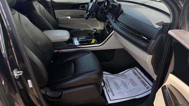Used 2023 Kia Carnival EX FWD image 23
