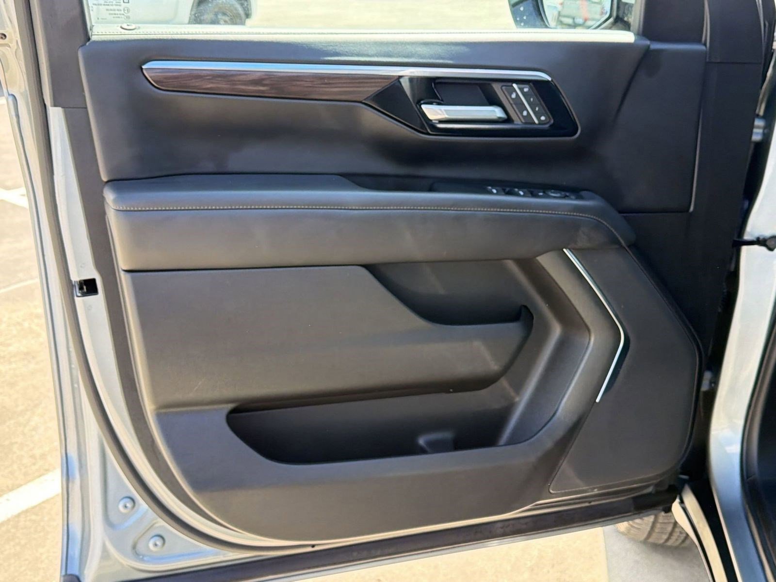 Used 2025 Chevrolet Suburban Z71 image 23