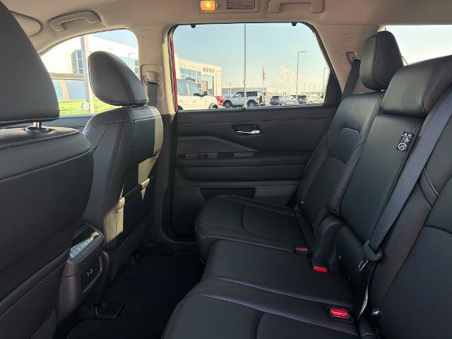 Used 2024 Nissan Pathfinder SL FWD image 28