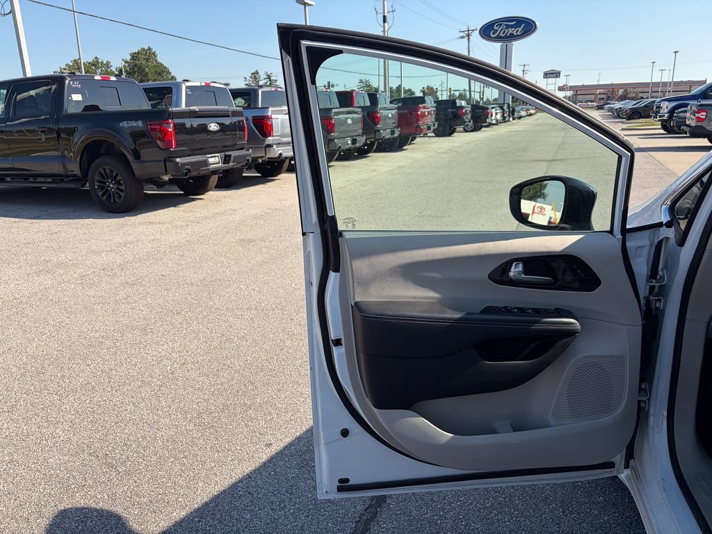 Used 2024 Chrysler Pacifica Limited FWD image 10