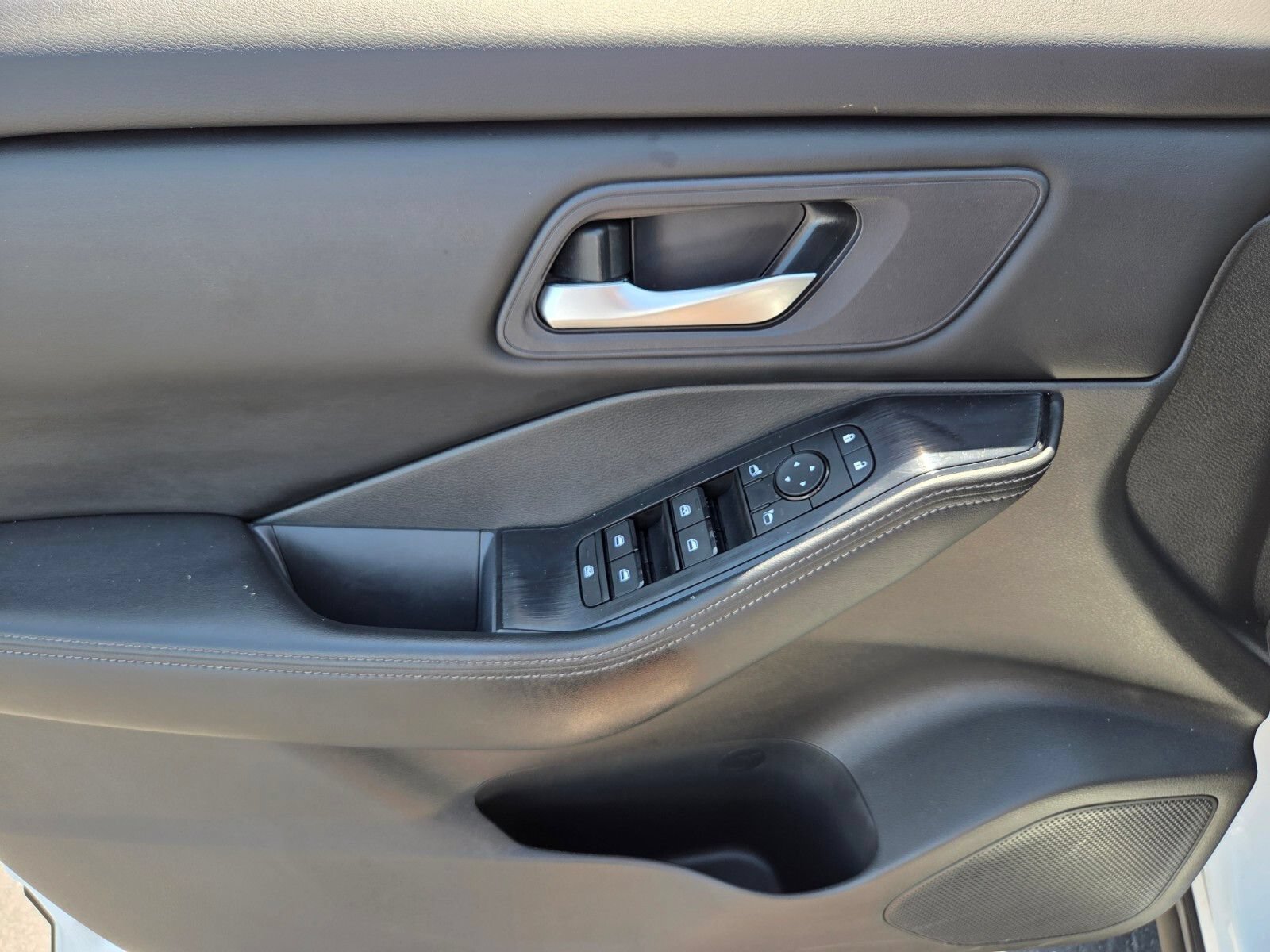 Used 2024 Nissan Rogue SV FWD image 17