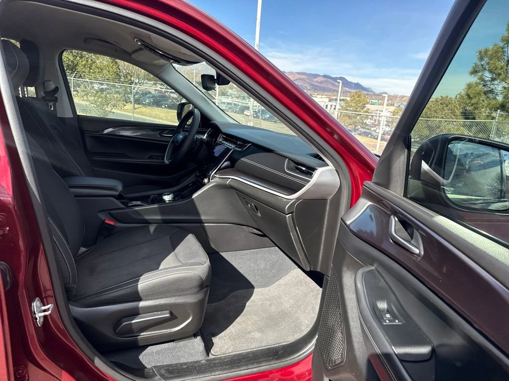 Used 2023 Jeep Grand Cherokee L Laredo image 34