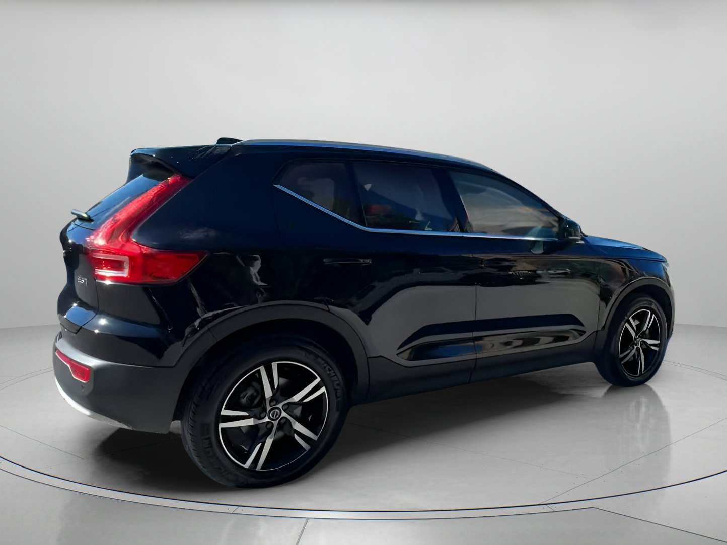Used 2025 Volvo XC40 B5 Core image 21