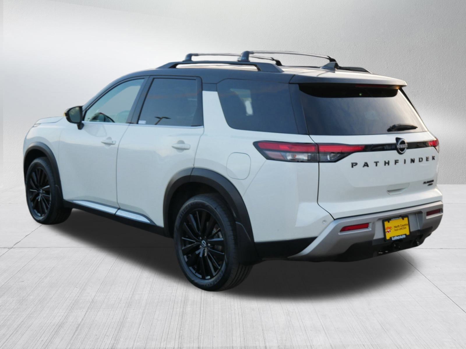 Used 2023 Nissan Pathfinder Platinum image 3