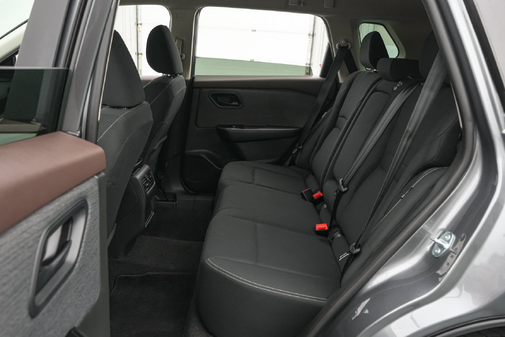 Used 2023 Nissan Rogue S AWD/4WD image 18