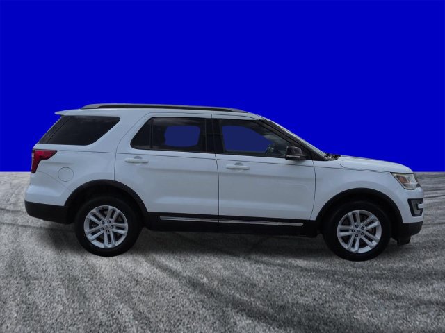 Certified 2017 Ford Explorer XLT FWD image 3