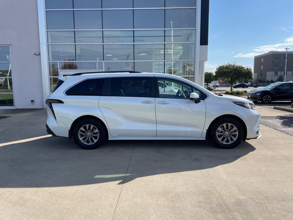 Used 2023 Toyota Sienna XLE AWD/4WD image 4