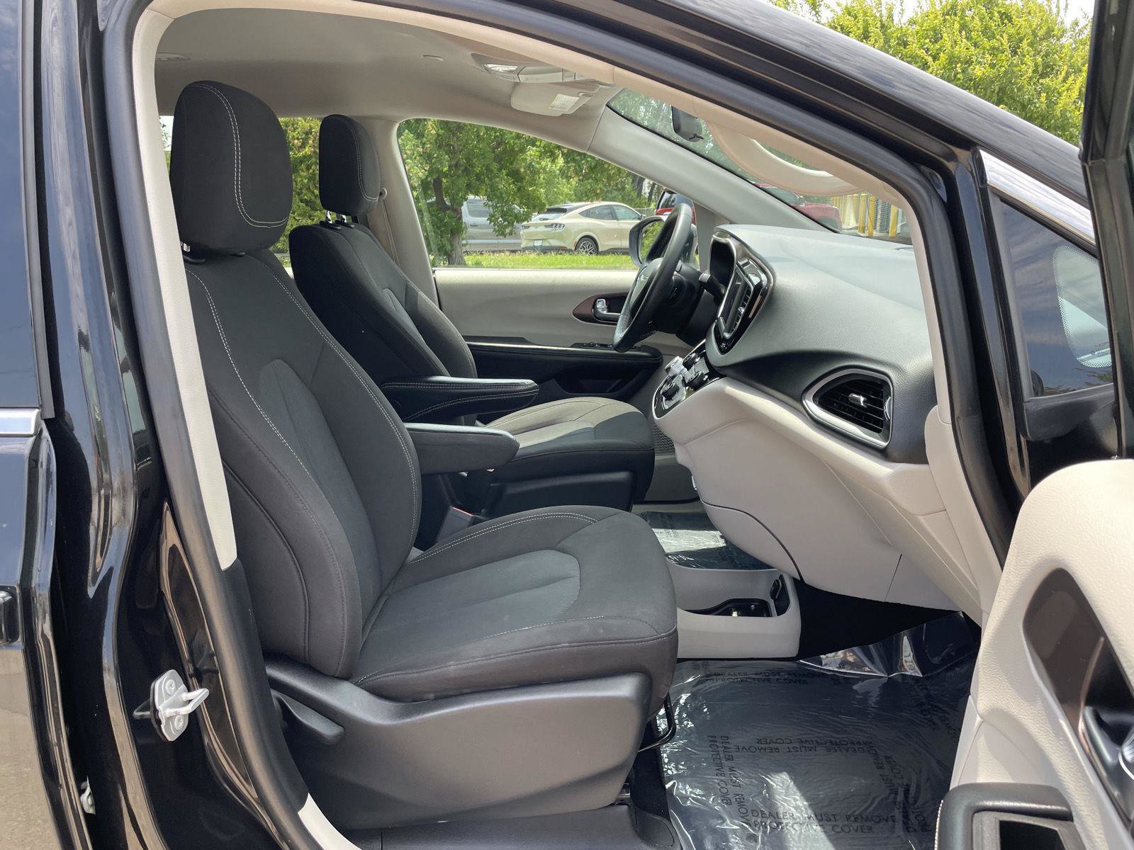 Used 2022 Chrysler Voyager LX FWD image 19