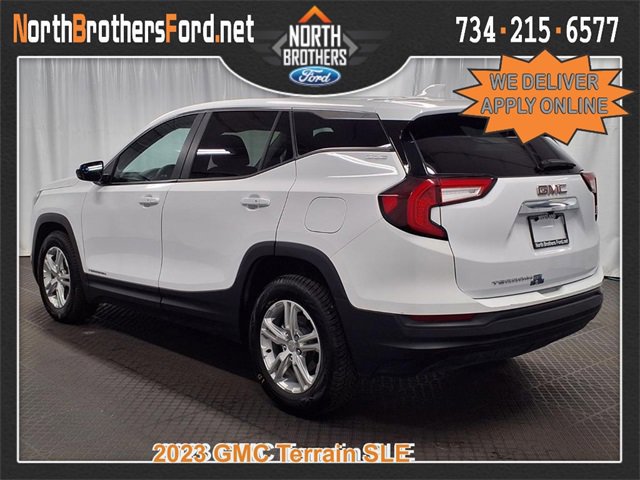 Used 2023 GMC Terrain SLE image 2