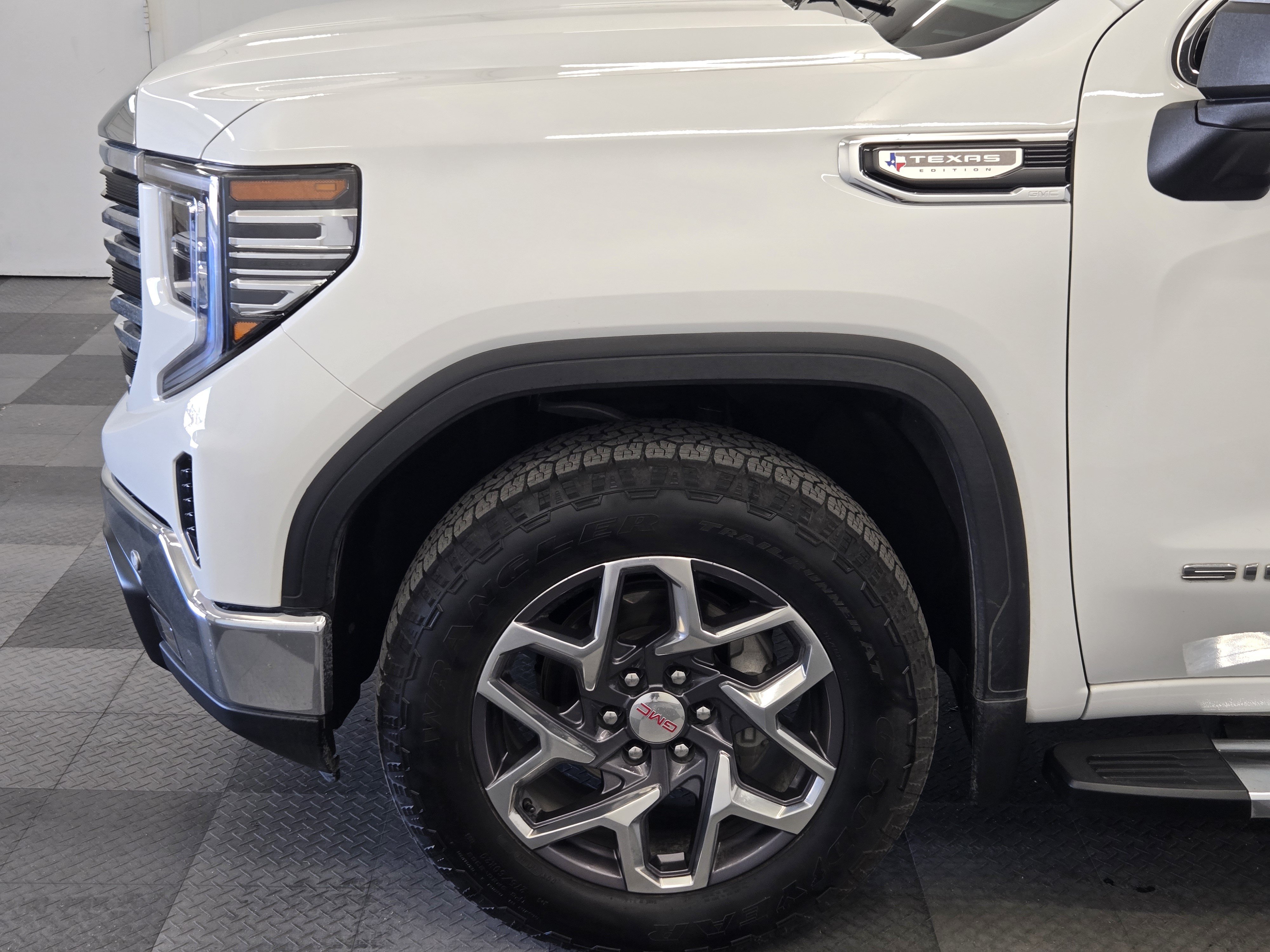 Used 2025 GMC Sierra 1500 SLT AWD/4WD image 9