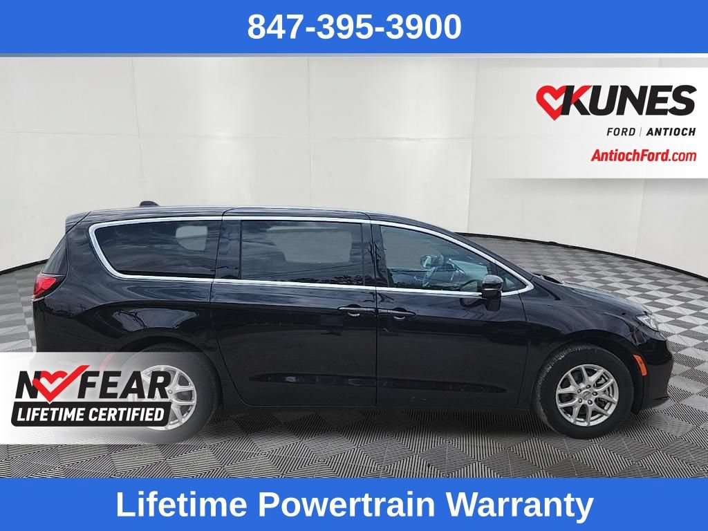 Used 2025 Chrysler Pacifica Select FWD image 10