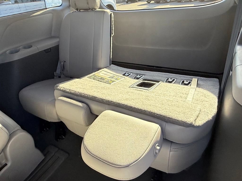 Used 2020 Toyota Sienna XLE FWD image 30
