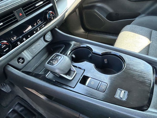 Used 2025 Nissan Rogue SV FWD image 16