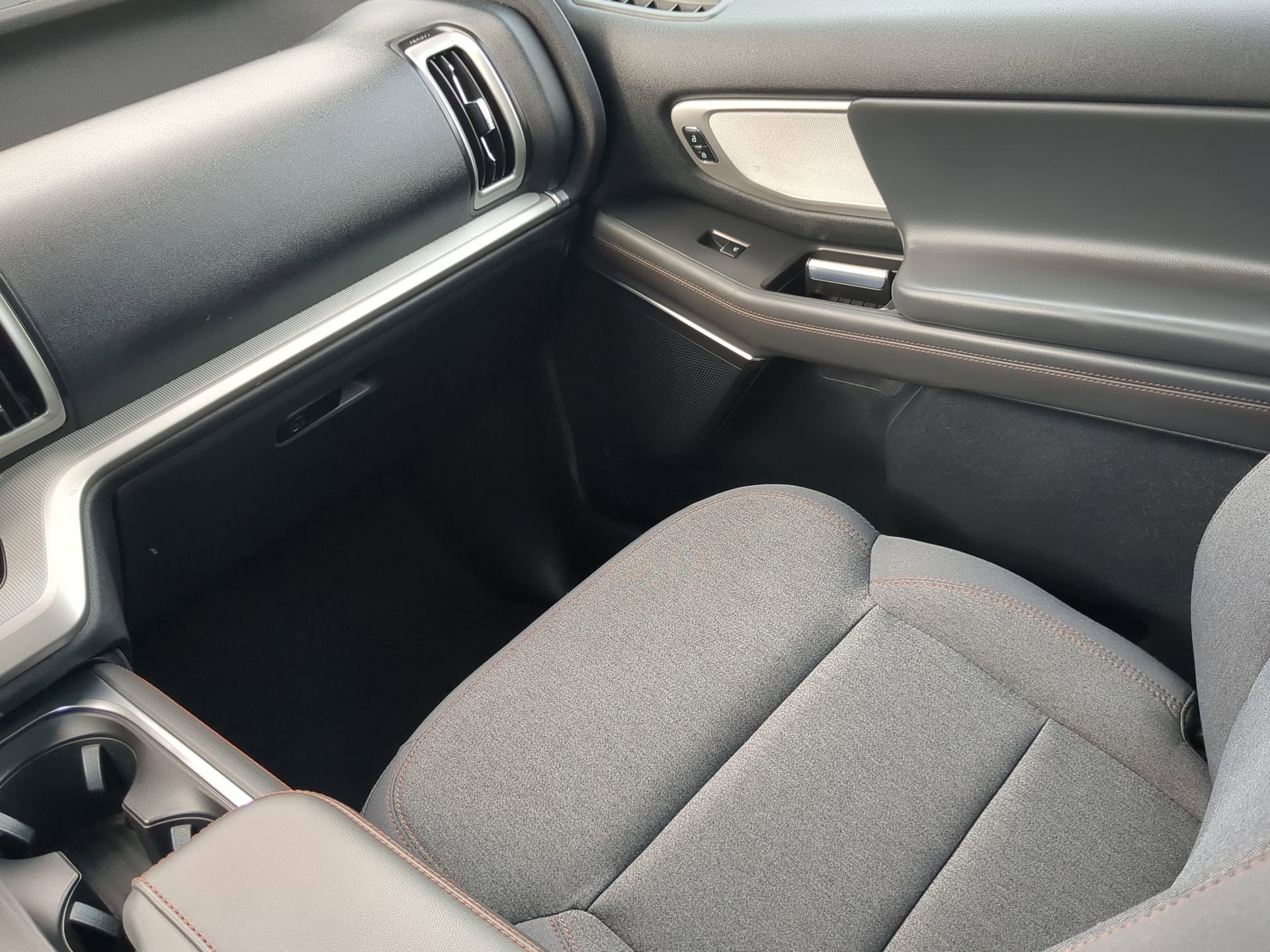 Certified 2025 Ford Expedition Active image 46