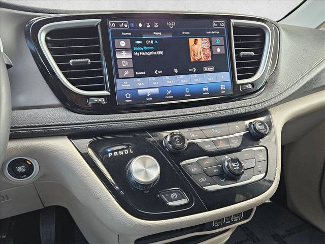 Used 2023 Chrysler Pacifica Touring-L FWD image 12