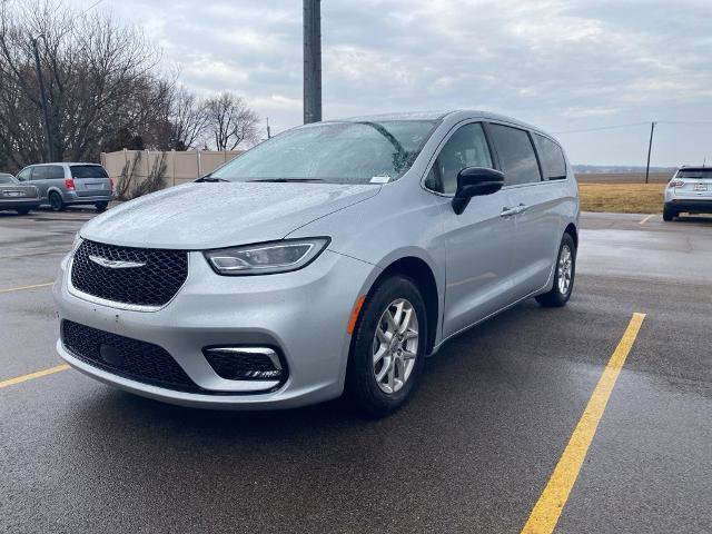 Used 2024 Chrysler Pacifica Touring-L image 18