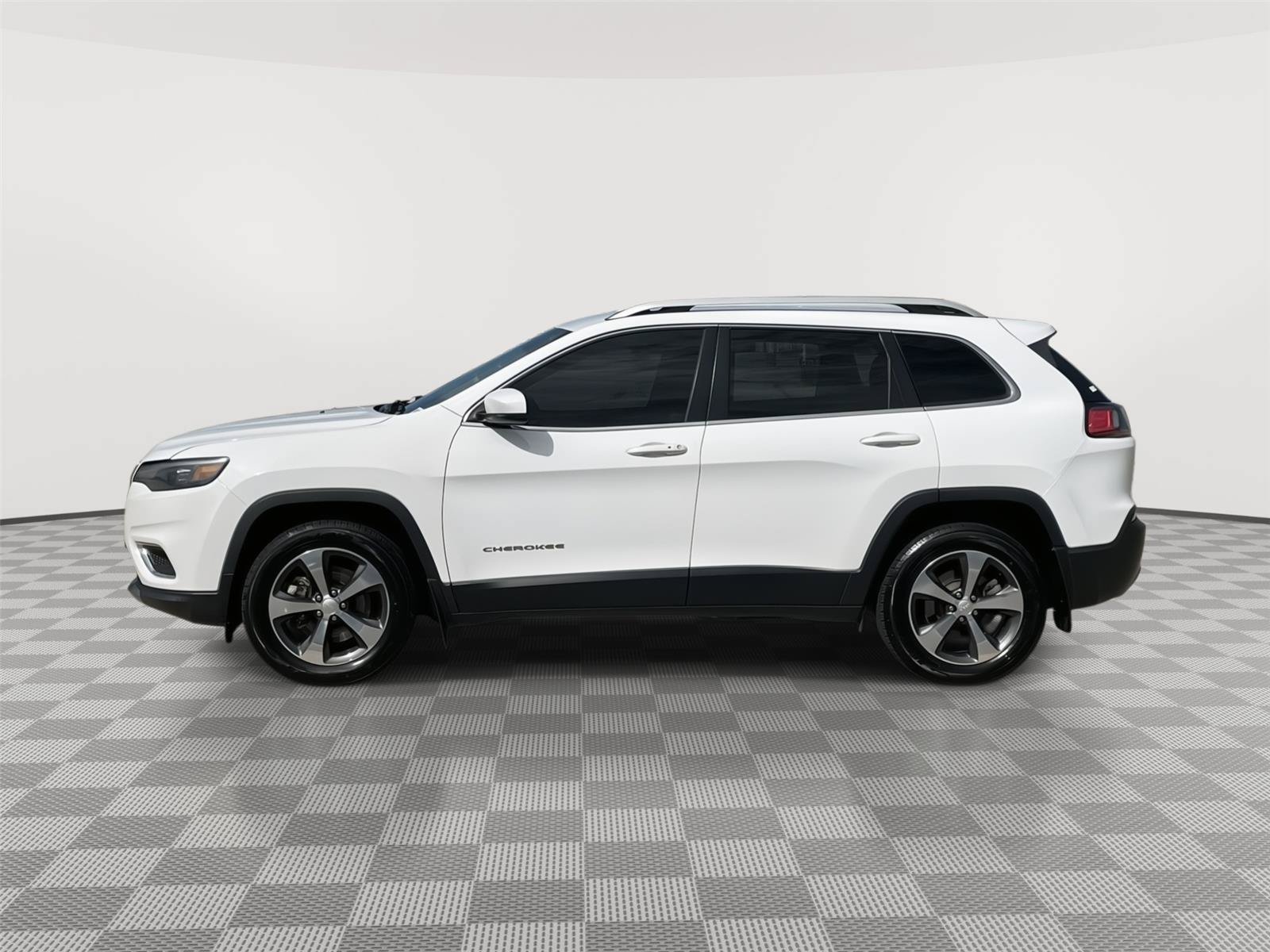 Used 2019 Jeep Cherokee Limited w/ Trailer Tow Group AWD/4WD image 2