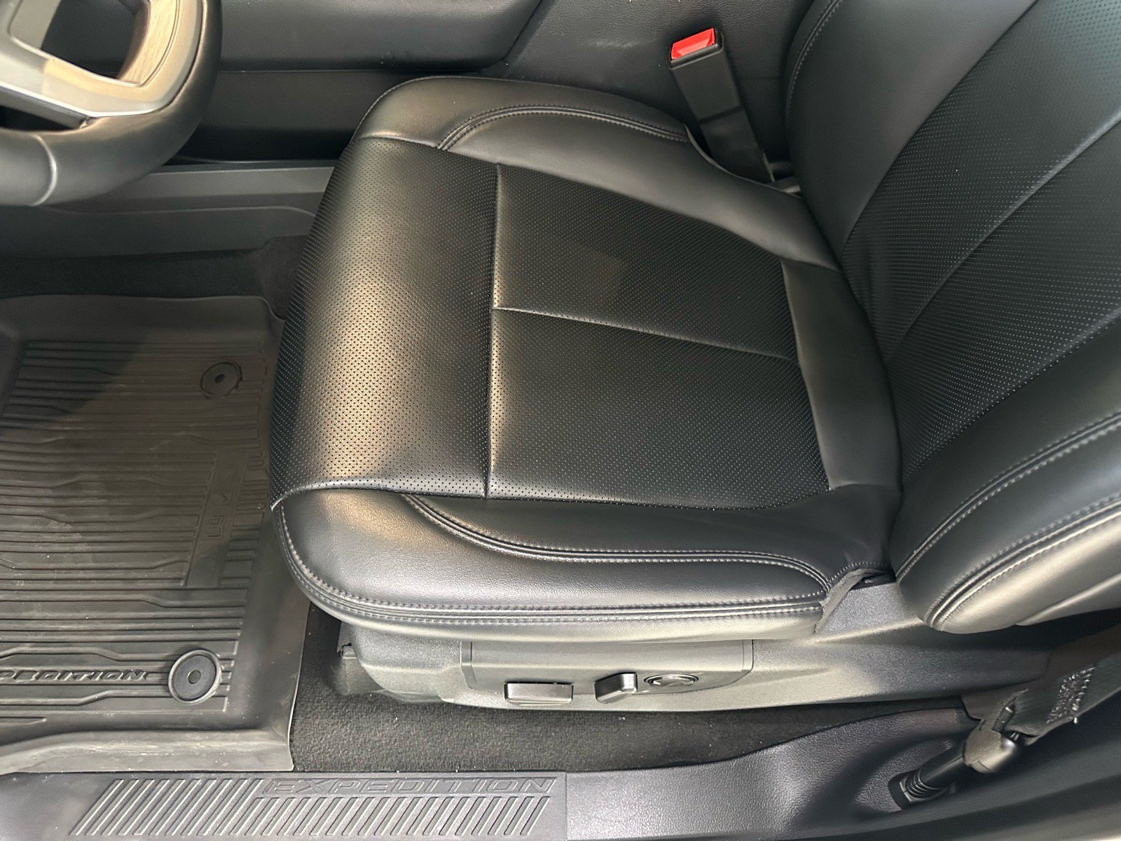 Certified 2024 Ford Expedition XLT RWD image 20